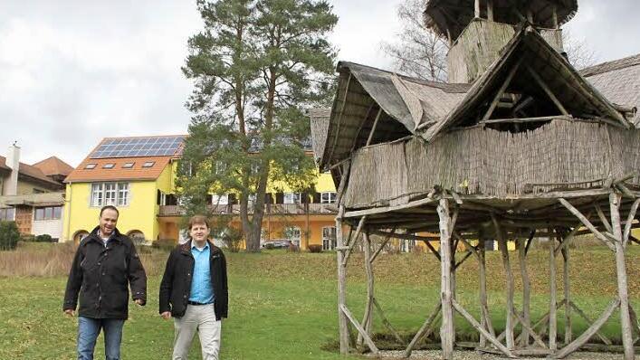 Salem-Chef Samuel Müller (links) und Geschäftsführer Heiko Weiß sind überzeugt davon, dass die Umgehung von Stadtsteinach für die touristische Sparte von Salem das Aus bedeuten würde. Auch das Uganda-Haus muss weichen.  Foto: Sonja Adam