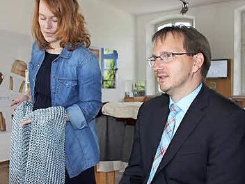 Allein so ein Kettenhemd versetzt jedes Kind in Erstaunen und Verzückung, wissen Geschäftsführerin Inga Masemann und Vorsitzender Wolfram Thein (rechts) vom Deutschen Burgenwinkel.