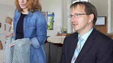 Allein so ein Kettenhemd versetzt jedes Kind in Erstaunen und Verzückung, wissen Geschäftsführerin Inga Masemann und Vorsitzender Wolfram Thein (rechts) vom Deutschen Burgenwinkel.