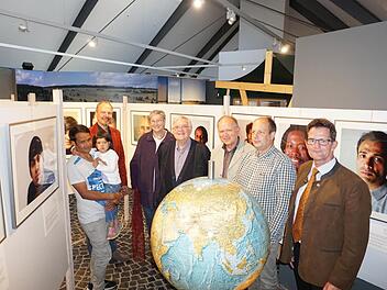 Die Ausstellung "Ich integriere mich von frühmorgens bis spätabends - Vom Wegmüssen und Ankommen" ist im Haus der Langen Rhön zu sehen. Die Teilnehmer der Ausstellungseröffnung (v.l.) Tahir Gholami und seine Tochter Atafeh, Klaus Spitzl, Barbara und Volker Dauscher, Michael Geier, Michael Dohrmann und Peter Suckfüll.  Foto: Marion Eckert