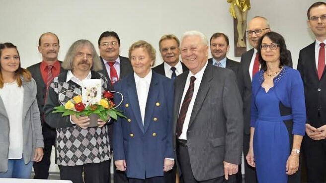 Gratulationscour zur diamantenen Hochzeit von Erika und Hans Möckel. Von links Franziska (Enkelin), Klaus Möckel (Sohn), Pater Helmut Haagen, Zweiter Bürgermeister Wolfgang Förtsch, Erika Möckel, Landratstellvertreter Wolfgang Beiergrößlein, Hans Möckel, Dritter Bürgermeister Klaus Dressel, Thomas Möckel (Sohn), Birgitta Möckel (Schwiegertochter), Tobias Möckel (Enkel)  Foto: Karl-Heinz Hofmann
