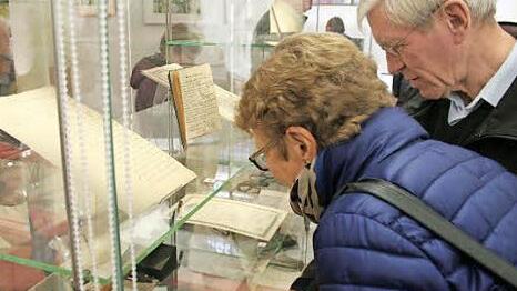 Auch in der Sulzbacher Synagoge finden die Exkursionsteilnehmer Spuren der Heimat - so aus der NS-Zeit ein Reisepass-Antrag des 1880 in Forchheim geborenen Viehhändlers David Prager.