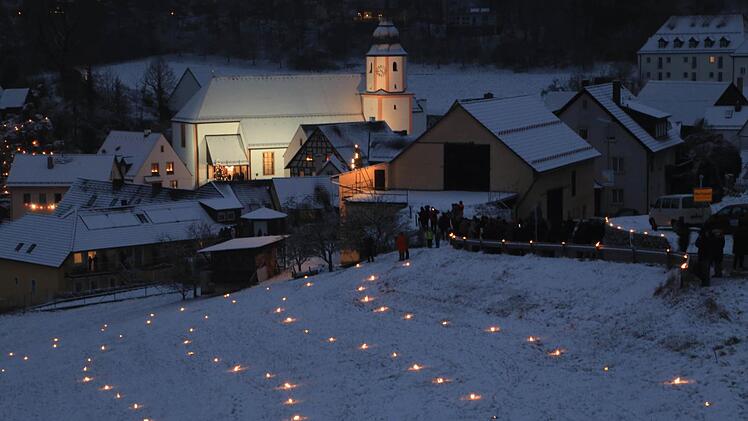 Obertrubach im Schein der vielen Wachslichter Foto: Franz Galster
