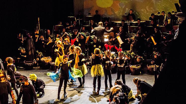 "Compose Janácek": Schüler aus Neustadt und Coburg präsentierten ihre Version der Oper "Das schlaue Füchslein" im Landestheater. Foto: Jochen Berger
