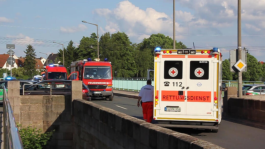 Kind stürzt in die Regnitz: Suchaktion der Rettungskräfte aus Fürth und Erlangen