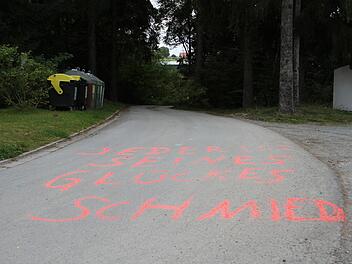 Drohung oder nur ein übler Scherz? Auf der Straße, die zum Anwesen von Landwirt Stephan Haas führt, ist in roten Lettern geschrieben "Jeder ist seines Glückes Schmied".Sonny Adam