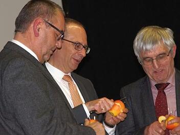 Gaben in Sachen Apfelsch&auml;len alles und hatten ihren Spa&szlig; bei diesem "Hauswirtschaftstest": B&uuml;rgermeister J&uuml;rgen Kohmann, Landrat Christian Mei&szlig;ner und BBV-Kreisgesch&auml;ftsf&uuml;hrer Hans-J&uuml;rgen Rebelein (von links).Mario Deller
