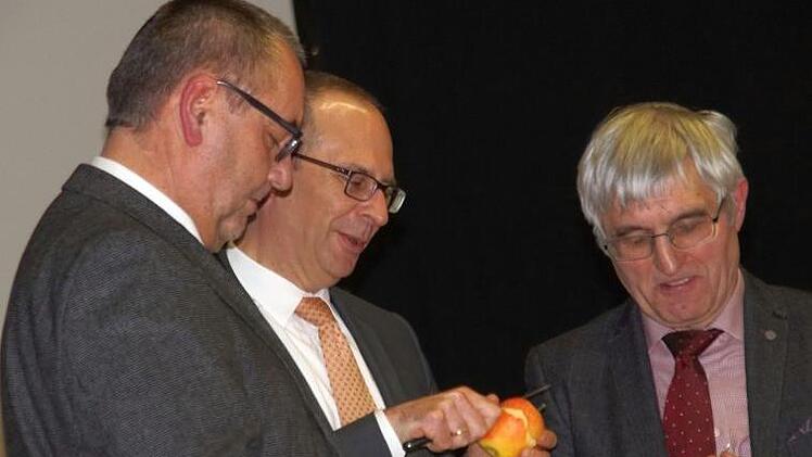 Gaben in Sachen Apfelsch&auml;len alles und hatten ihren Spa&szlig; bei diesem "Hauswirtschaftstest": B&uuml;rgermeister J&uuml;rgen Kohmann, Landrat Christian Mei&szlig;ner und BBV-Kreisgesch&auml;ftsf&uuml;hrer Hans-J&uuml;rgen Rebelein (von links).Mario Deller