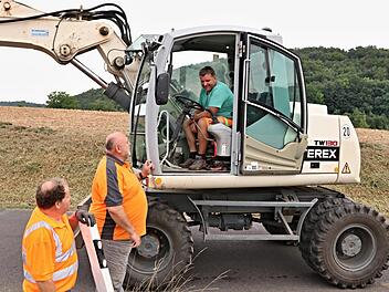1Kurzer Smalltalk bei Gresselgrund mit Baggerfahrer Franz Beck, Walter Graumann und Gerd-Peter Schmidt (von links).  Foto: Helmut Will