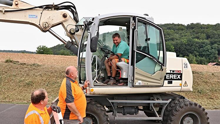 1Kurzer Smalltalk bei Gresselgrund mit Baggerfahrer Franz Beck, Walter Graumann und Gerd-Peter Schmidt (von links).  Foto: Helmut Will