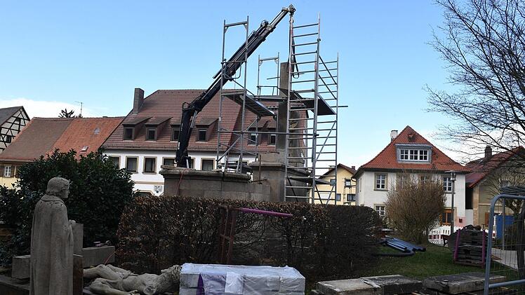 Beim Abbau des Ehrenmals in  Hallstadt. Foto: R. Rinklef