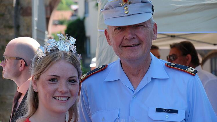 Weinprinzessin Annika Kuchenbrod und der Kommandeur der Infanterie, Brigadegeneral Michael Matz. Foto: Gerd Schaar