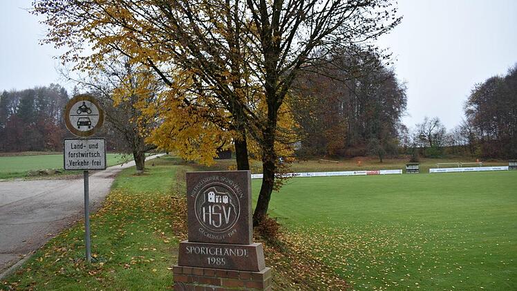 Dieser Verbindungsweg läuft am Sportplatz in Hiltpoltstein entlang und wird "Hundemeile"  genannt. Oberhalb des Sportplatz wurden auch Spielgeräte angebracht. Foto: Petra Malbrich