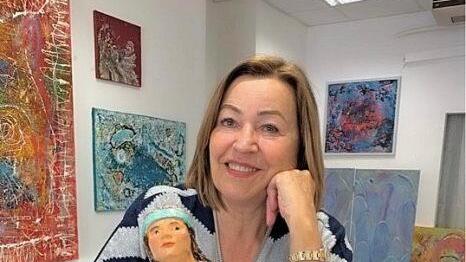Friedl Fischer mit einer von ihr geschaffenen Humsera.  Foto: privat
