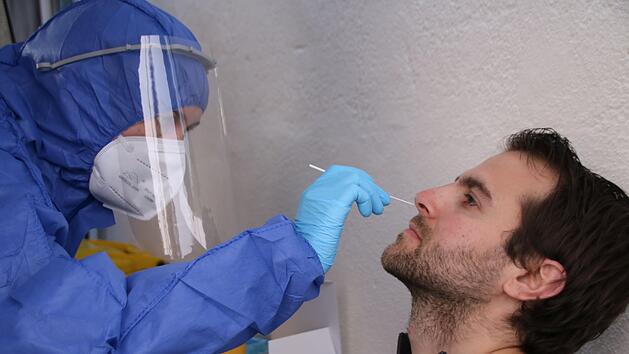 Wirtschaftsreferent Johannes Wolf geh&ouml;rte zu den ersten, die beim Probebetrieb der Schnellteststrecke von Laboklin im Deutschordensschloss getestet wurden. Am Mittwoch, 7. April, hat die Teststrecke erstmals von 10 bis 12 Uhr ge&ouml;ffnet.