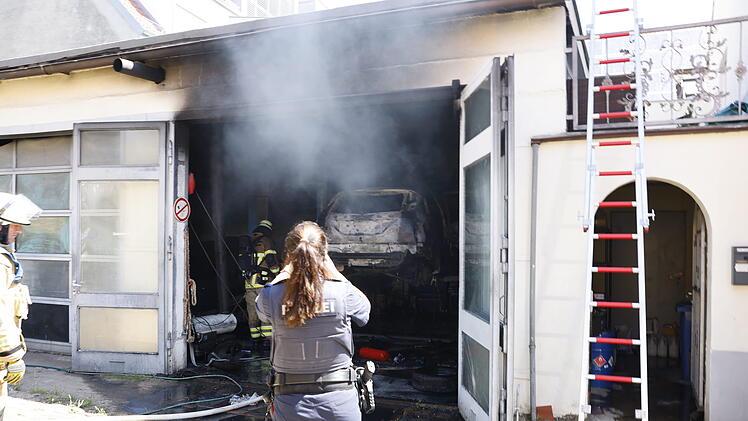 Feuer in F&uuml;rther Autowerkstatt
