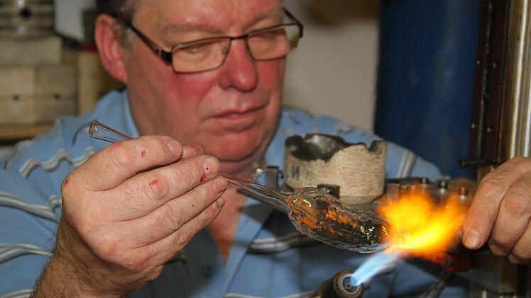 Bei mehr als 800 Grad werden die Enden der Weihnachtsgurken abgedreht.