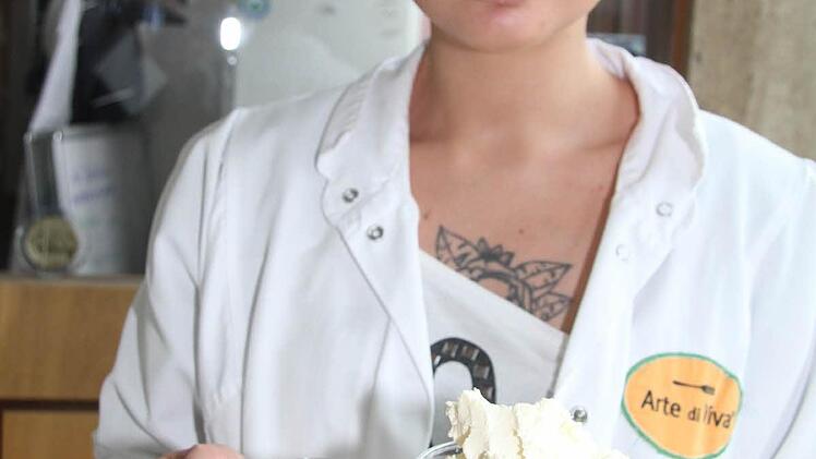 Maila Bayer hat einen etwas anderen Frischkäseaufstrich entwickelt: Amarena-Kirsch mit weißer Schokolade.