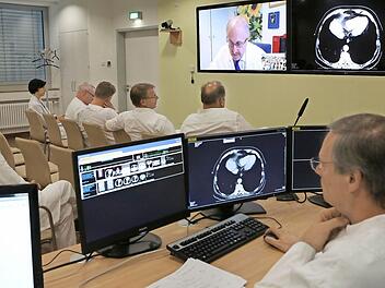 Tumorkonferenz am Klinikum Kulmbach: Radiologie-Chef Franciscus Billet (rechts) zeigt den versammelten Kollegen die Bilder für die Einzelfall-Beurteilung, per Videokonferenz zugeschaltet ist Strahlenexperte Ludwig Keilholz aus Bayreuth. Foto: Barbara Herbst