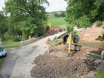 Blick auf die Bergungsarbeiten an der Itz bei Meschenbach. Wegen des hohen Wasserstands der Itz ruhen heute die Arbeiten. Deshalb muss die B 4 nicht gesperrt werden.Foto: Archiv