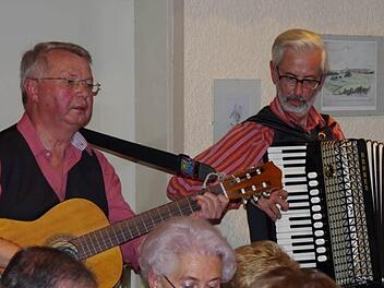 Clemens Behr (links) und Gerhard Hippeli wussten die Besucher im Kolpingheim in Garitz am Samstagabend bestens zu unterhalten. Foto: Klaus Werner