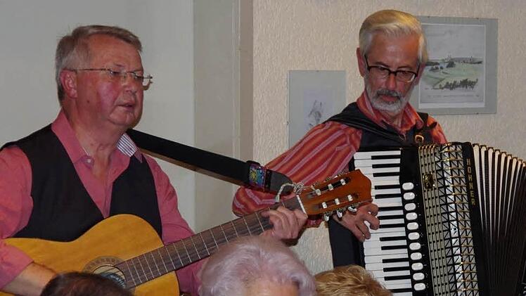 Clemens Behr (links) und Gerhard Hippeli wussten die Besucher im Kolpingheim in Garitz am Samstagabend bestens zu unterhalten. Foto: Klaus Werner