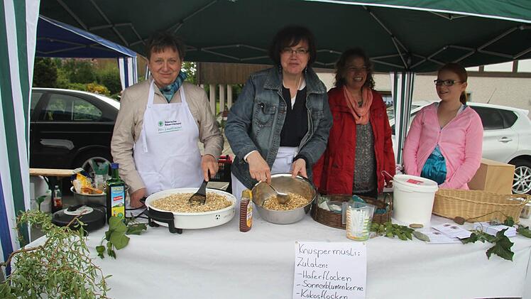 Die Landfrauen Ilse Schmidt, Monika Weisath, Kerstin Grampp und Larissa Grampp fertigten ein Knuspermüsli. Foto; Sonja Adam