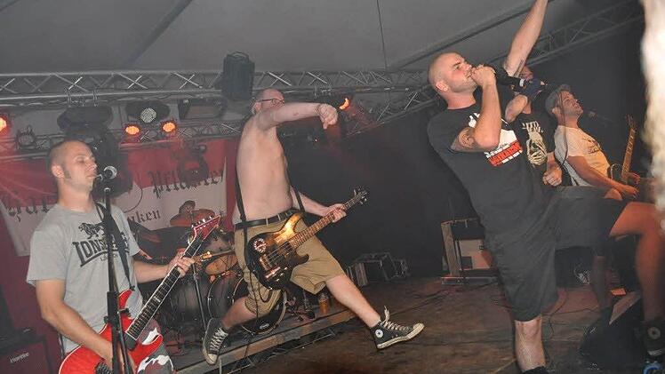 Bassist René sorgte beim Auftritt von "Hartes Pflaster" für Sprungeinlagen. Links "Hank" Michael, rechts Frontman Johannes. Foto: Simon Albrecht