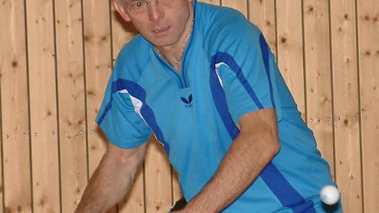 Obwohl Werner Buckreus vom TSV Stockheim gegen den TSV Teuschnitz in seinen zwei Einzeln und im Doppel ungeschlagen blieb, musste sich sein Team am Ende mit 6:9 beugen. Foto: Hans Franz