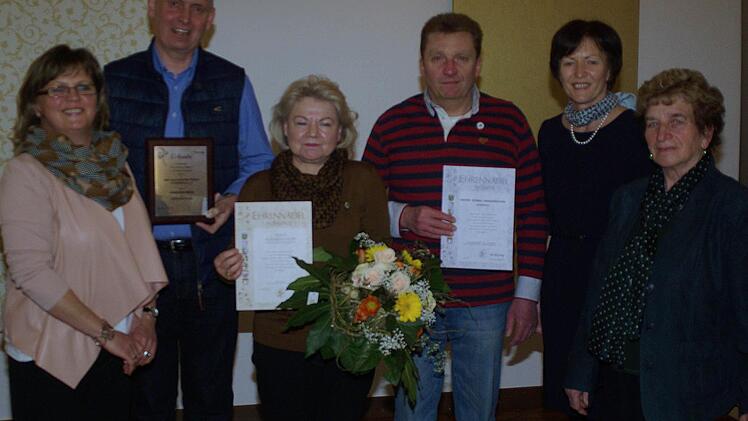 Vereinsvorsitzende Inge Schipper-Telger (l.) sowie Kreisvorsitzende Irmgard Heinrich und Bezirksgeschäftsführerin Christine Bender (v. r.) dankten den Langjährigen (v. l.) Gerhard Beck, Elisabeth Kess und Elmar Hergenröder für Leistungen und Treue. Foto: Winfried Ehling