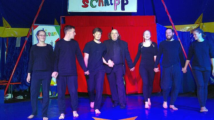 Beim "Zirkus Schnipp" tranieren Kinder nicht nur das Balancieren, sondern ganz nebenbei auch das soziale Miteinander. Gejubelt wird immer, auch wenn eine Nummer mal nicht perfekt ist. Im Vordergrund steht die Gruppendynamik. Foto: Stephanie Elm