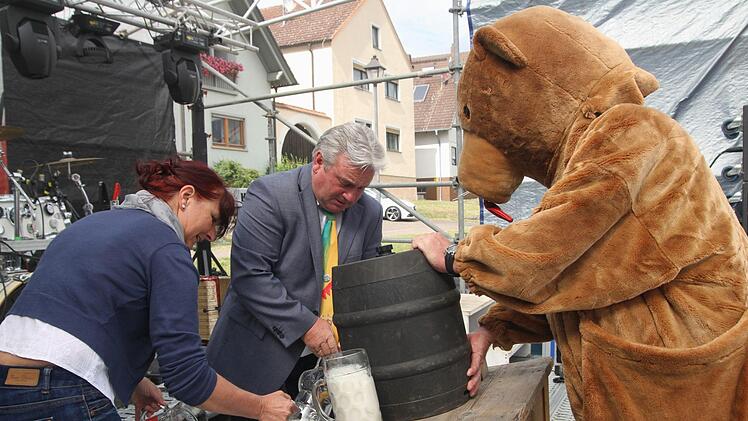 Bürgermeister Alfons Hartlieb mit der Vorsitzenden des Fördervereins Doris Simon (links) und dem Stettfelder Bären (Holger Zehner) beim Bieranstich.  Foto: Günther Geiling