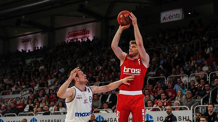 Drei Dreier versenkte Lucca Staiger (r.) in der ersten Halbzeit, doch nach der Pause kühlte der Bamberger Scharfschütze wie seine Teamkollegen merklich ab; links Johannes Richter. Fotos: Daniel Löb