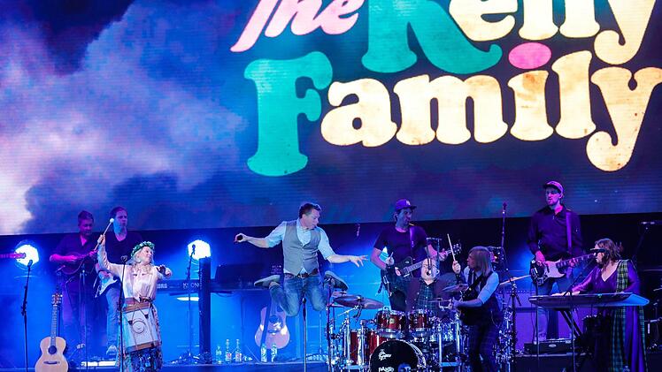 Bei ihrer Premiere in Coburg genossen die Mitglieder der Kelly Family die besondere Stimmung auf dem Schlossplatz.  Foto: Matthias Hoch