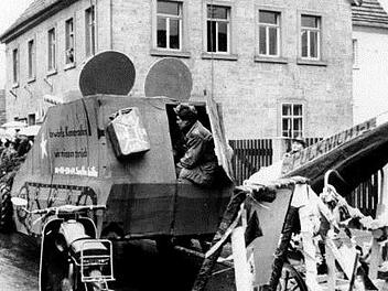 Im Jahre 1964 fand der vorerst letzte Faschingszug in Hausen statt, ehe die Tradition im vergangenen Jahr wiederbelebt wurde. Am kommenden Samstag wird  es eine Neuauflage geben.Repro:  Bernd Czelustek