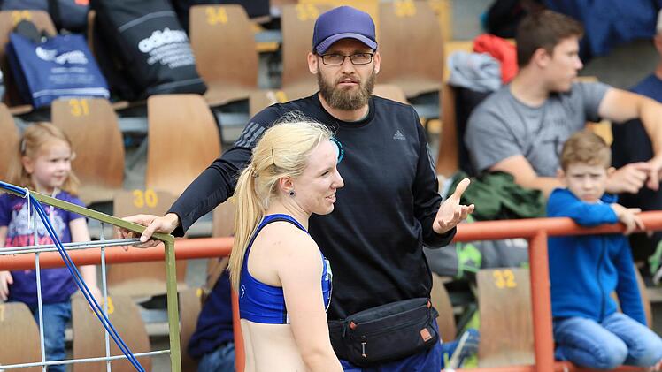 Jan Schindzielorz ist mit der Leistung von Svenja Heidecke zufrieden. Die LGlerin haderte ein wenig mit Silber über 100 Meter.