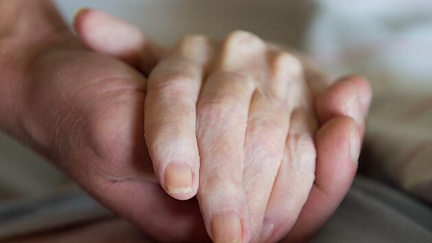 Viele unheilbar kranke Menschen w&uuml;nschen sich den Tod. Das Bundesverfassungsgericht hat jetzt ein Urteil zum Verbot der gesch&auml;ftsm&auml;&szlig;igen Sterbehilfe in Deutschland gekippt. Foto: Sebastian Kahnert/zb/dpa