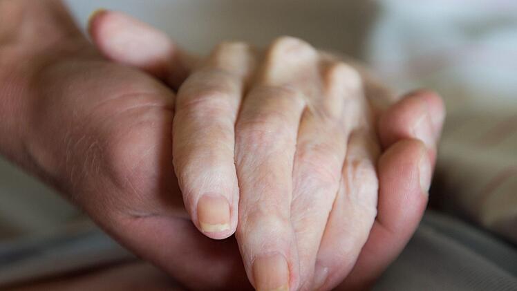 Viele unheilbar kranke Menschen wünschen sich den Tod. Das Bundesverfassungsgericht hat jetzt ein Urteil zum Verbot der geschäftsmäßigen Sterbehilfe in Deutschland gekippt. Foto: Sebastian Kahnert/zb/dpa