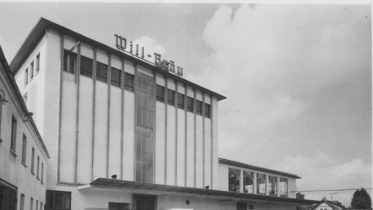Der Will-Bräu-Fuhrpark vor dem ehemaligen Brauhaus Anfang der 1960er Jahre. Im Hintergrund der neu erbaute Gär- und Lagerkeller. Foto: Archiv der Will Bräu.