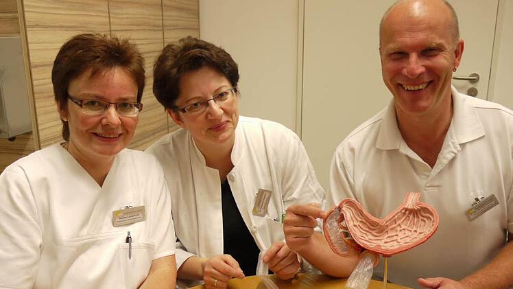 Ernährungsberaterin Sabine Lamprecht (von links), Internistin Elisabeth Dewald und Chefchirurg Bernhard Drummer demonstrieren den Eingriff am Magenausgang.  Foto:  Pauline Lindner