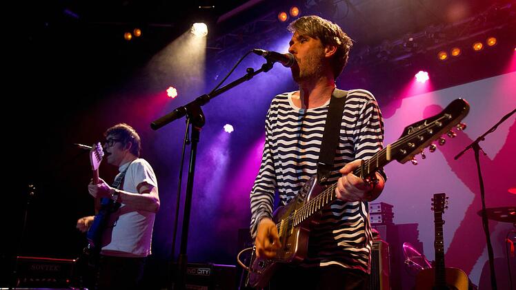 Tocotronic Sänger Dirk von Lowtzow (r.) und Gitarrist Rick McPhail lassen sich selbst von langsam grau werdenden Haaren in keine Identitätskrise bringen. Fotos: Gründel
