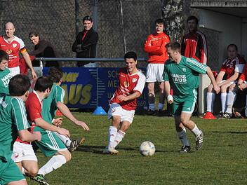 Reichlich Zuschauer: Jede Menge Beobachter gibt es beim Aufeinandertreffen von Wartmannsroths Viktor Kleinhenz und dem Untererthaler Andreas Weigand. Foto: ssp