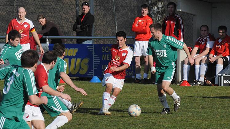 Reichlich Zuschauer: Jede Menge Beobachter gibt es beim Aufeinandertreffen von Wartmannsroths Viktor Kleinhenz und dem Untererthaler Andreas Weigand. Foto: ssp