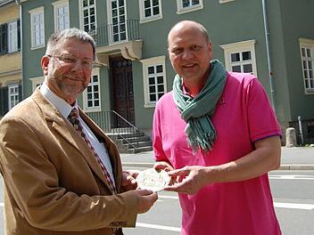 Für die vorbildliche Sanierung des denkmalgeschützten Gebäudes in der Ketschendorfer Straße 6 überreichte Hans-Heinrich Eidt Matthias Witter eine Plakette. Foto: Oliver Schmidt