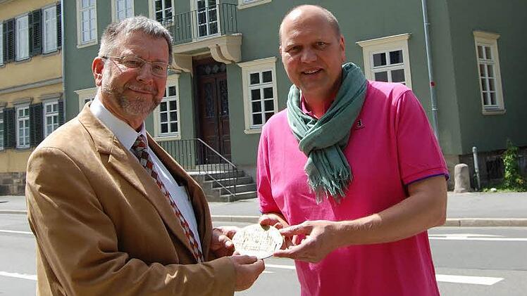 Für die vorbildliche Sanierung des denkmalgeschützten Gebäudes in der Ketschendorfer Straße 6 überreichte Hans-Heinrich Eidt Matthias Witter eine Plakette. Foto: Oliver Schmidt