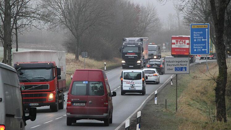 Überholen ist oft nicht drin. Auf der B 85 soll zwischen der Autobahnausfahrt bei Unterbrücklein und Schwingen deshalb ein Überholstreifen geschaffen werden.