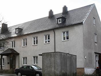 Hier könnte moderner Wohnraum geschaffen werden. Aber in den nächsten drei Jahren wird die alte Schule in Hirschfeld noch nicht saniert, weil dafür keine Mittel vorgesehen sind. Foto: Archiv