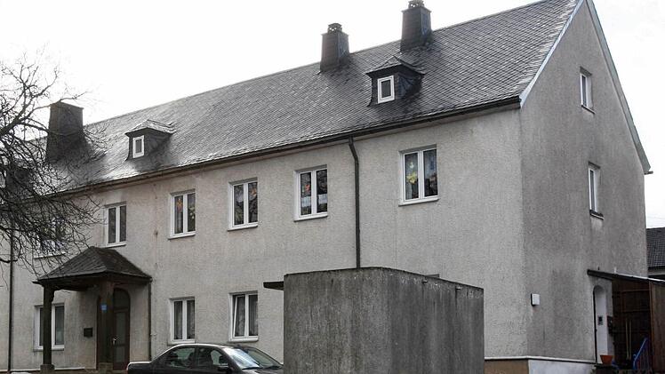 Hier könnte moderner Wohnraum geschaffen werden. Aber in den nächsten drei Jahren wird die alte Schule in Hirschfeld noch nicht saniert, weil dafür keine Mittel vorgesehen sind. Foto: Archiv