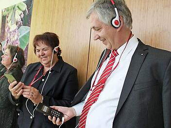 Sie testen den neuen Multimediaguide: die Dritte Bürgermeisterin aus Steinbach, Monika Barnickel, und der Vorstandsvorsitzende der Sparkasse Kulmbach-Kronach, Klaus Scherr. Foto: Veronika Schadeck