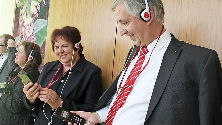 Sie testen den neuen Multimediaguide: die Dritte Bürgermeisterin aus Steinbach, Monika Barnickel, und der Vorstandsvorsitzende der Sparkasse Kulmbach-Kronach, Klaus Scherr. Foto: Veronika Schadeck